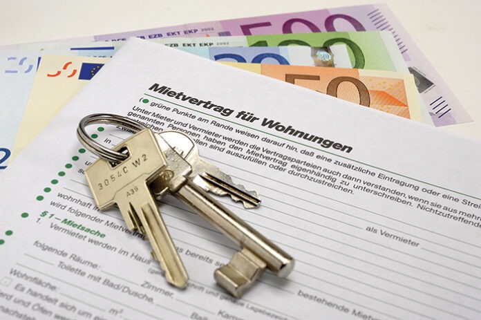 Wohnungsschlüssel und Euro Geldscheine als Miete für Wohnung