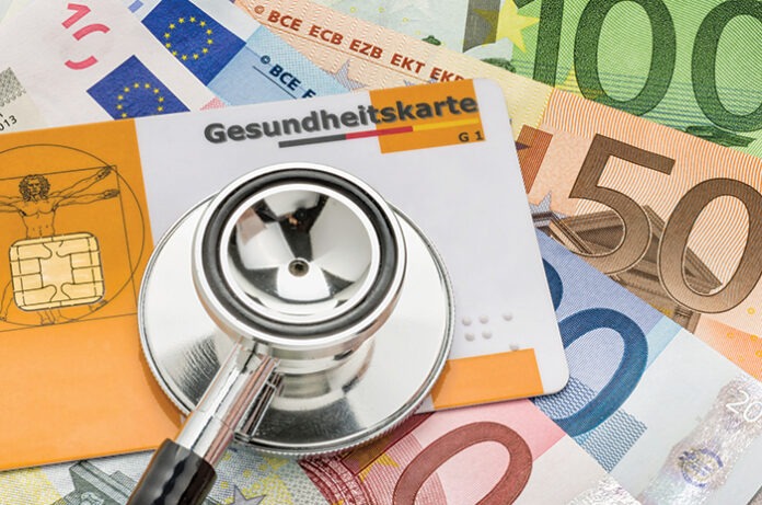 Stethoskop mit Gesundheitskarte auf Geldscheinen