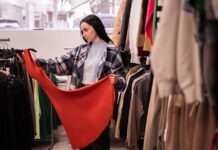 В Евросоюзе запретили уничтожать непроданную одежду и обувь