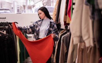 В Евросоюзе запретили уничтожать непроданную одежду и обувь