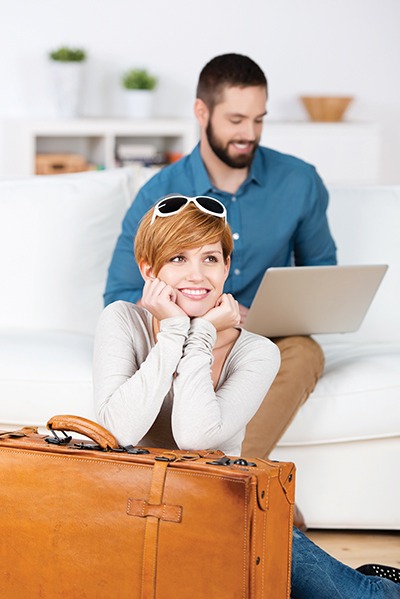 junges paar bucht reise im internet