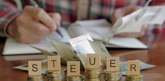 Почти каждый второй пенсионер получил требование доплатить налоги
