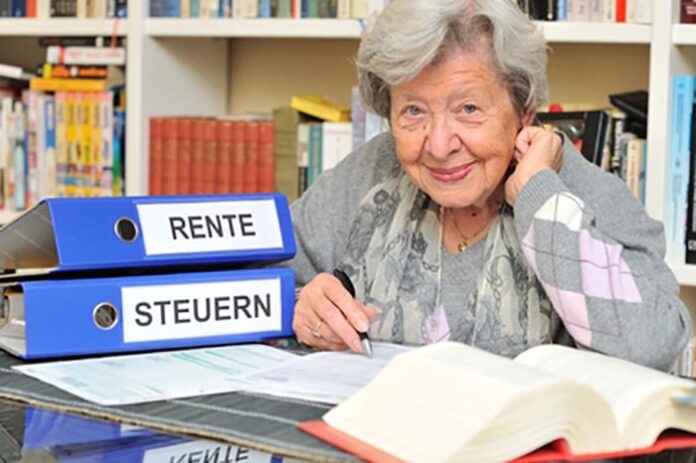Rentnerin mit Steuererklдrung V