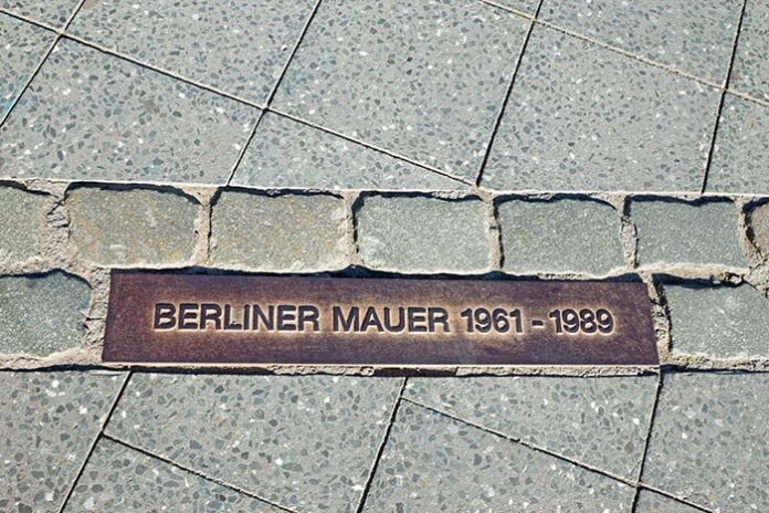 Memorial tablet for the Berlin Wall