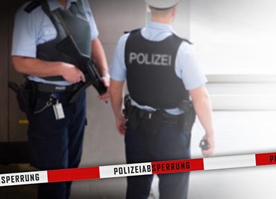 Rücken- und Seitenansicht von Polizisten am Flughafen Frankfurt