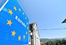 Десятки тысяч мигрантов пересекли границу Марокко и испанской Сеуты