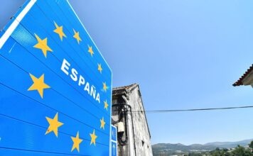 Десятки тысяч мигрантов пересекли границу Марокко и испанской Сеуты