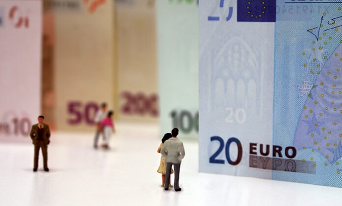 Personen vor Euroscheinen