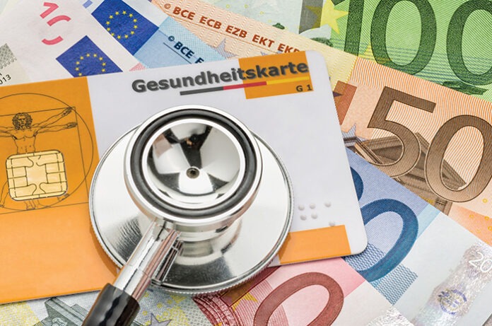 Stethoskop mit Gesundheitskarte auf Geldscheinen